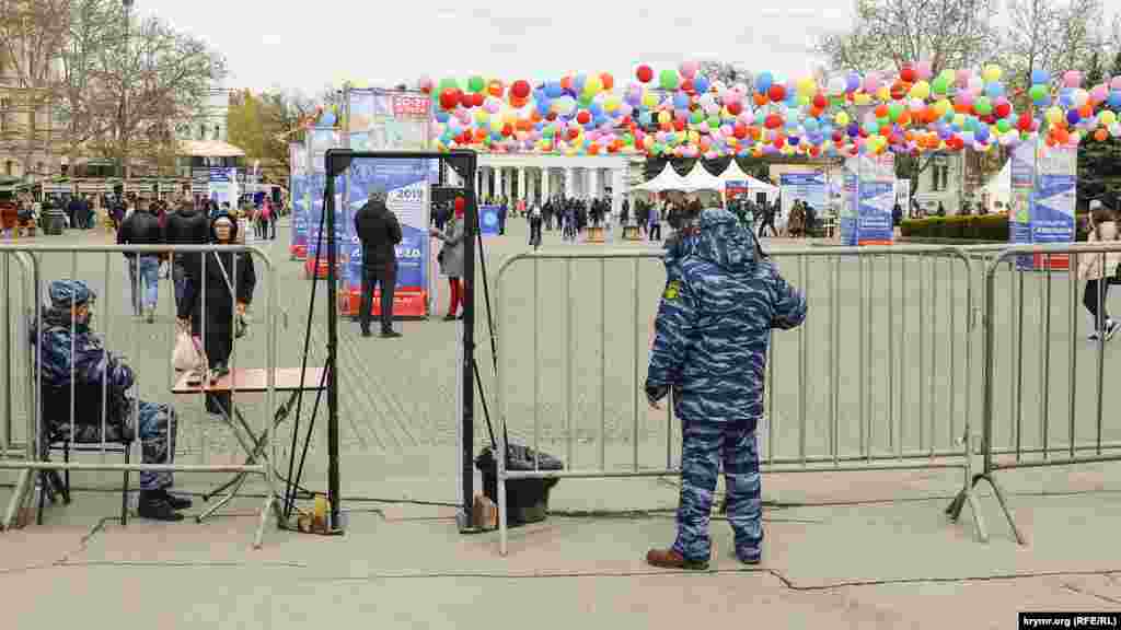 Севастопольцы и гости города могли попасть на мероприятие только через рамки металлоискателей