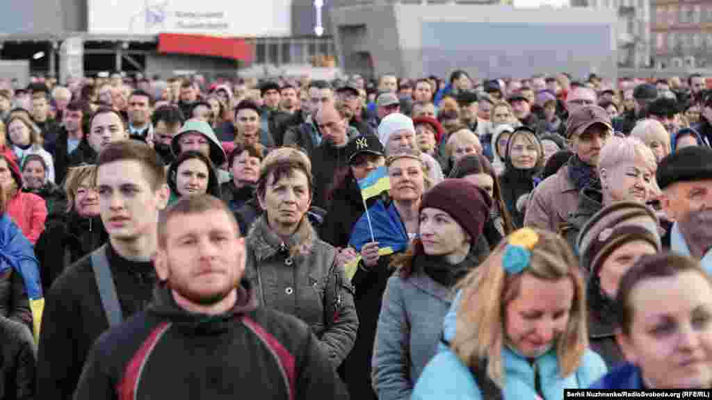 Людзі, якія не патрапілі на стадыён, глядзелі дэбаты на плошчы перад &laquo;Алімпійскім&raquo;.