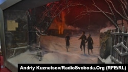 Картина, нарисованная для экспозиции краснодонского музея "Молодой гвардии". На ней изображен поджог биржи, который якобы устроили молодогвардейцы. Архивные документы не подтверждают, что к пожару имели отношение подпольщики