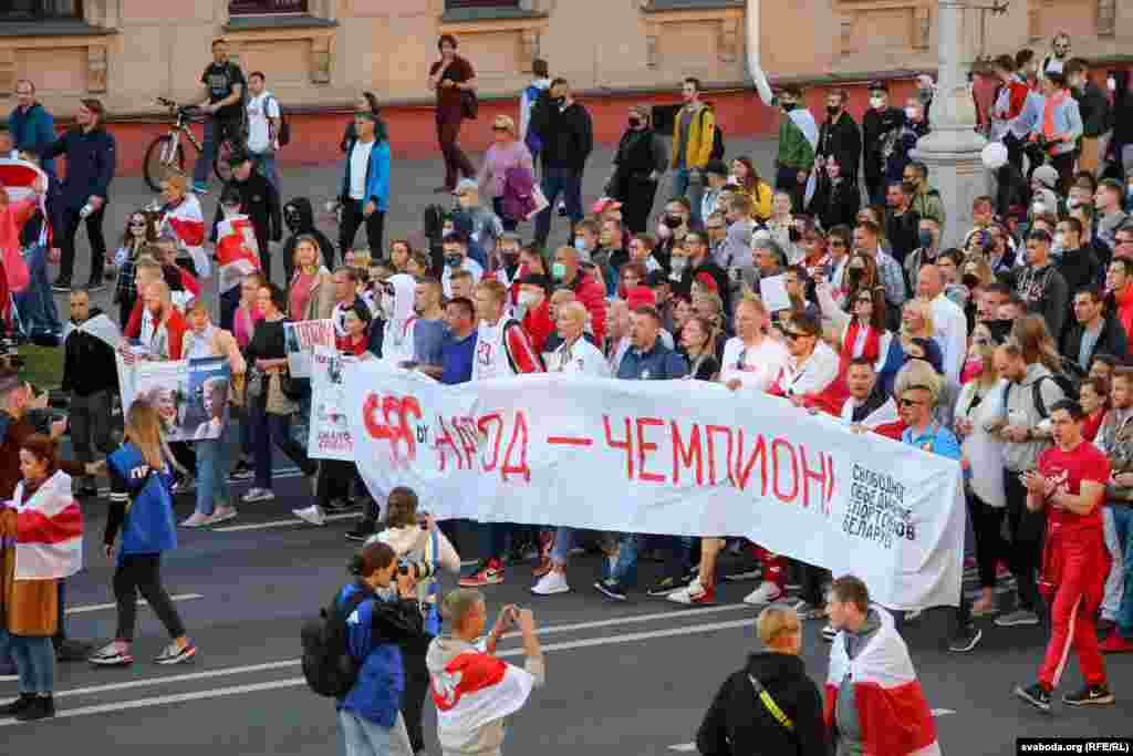 ​Калёна на чале зь вядомымі спартоўцамі, якія несьлі расьцяжку&nbsp;&laquo;Народ &mdash; чэмпіён&raquo;, некалькі разоў скіроўвалася ў бок блёку сілавікоў і сыстэмы &laquo;Рубеж&raquo;