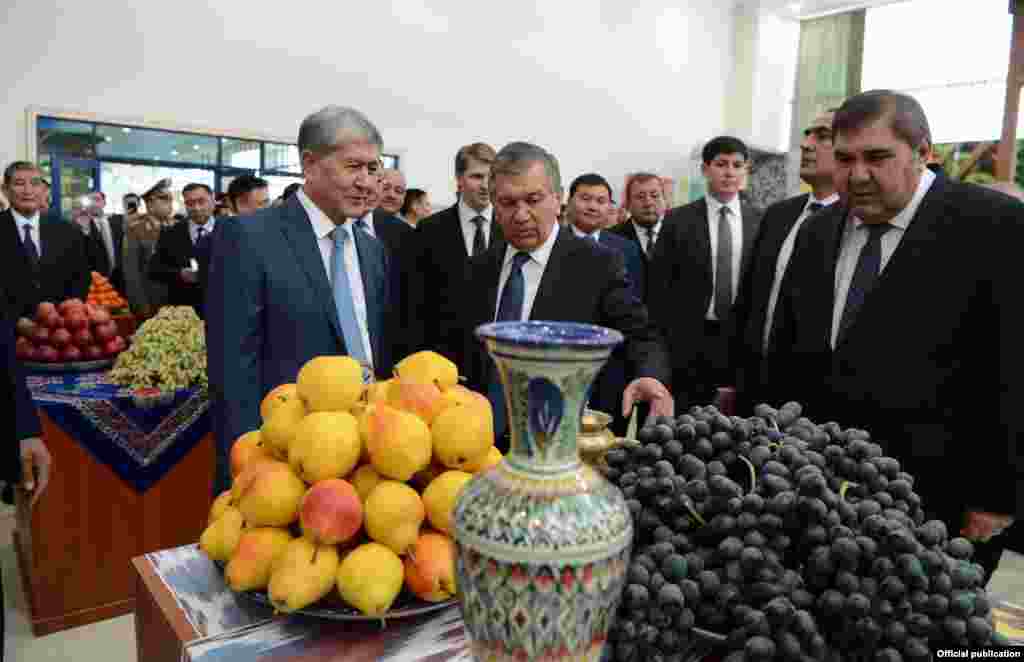 Өзбекстан президенті қырғызстандық әріптесіне ауыл шаруашылығы өнімдерін таныстырып тұр.