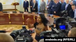 Анжаліна Дыяш з Femen на цырымоніі падпісаньня дамоваў паміж Беларусьсю і Ўкраінай