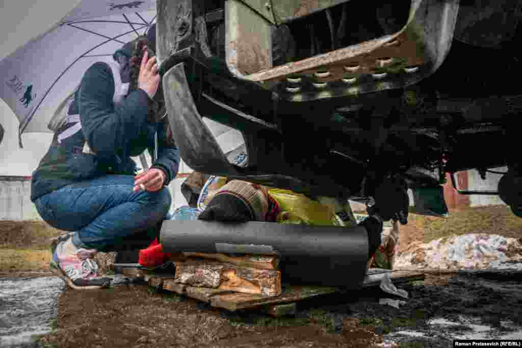 Пяты дзень абароны. Сяргей Пальчэўскі прыкаваў сябе наручнікамі да будаўнічага МАЗу.&nbsp;