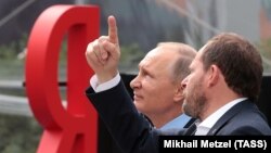 Владимир Путин и генеральный директор "Яндекса" Аркадий Волож