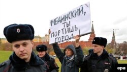 Задержание участника одиночного пикета против политики министерства культуры в Москве 