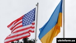 Государственные флаги США и Украины