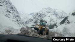 Охири январи соли 2017 ҳам шоҳроҳи Душанбе-Хуҷанд дар зери барфу тармаи зиёд монда буд