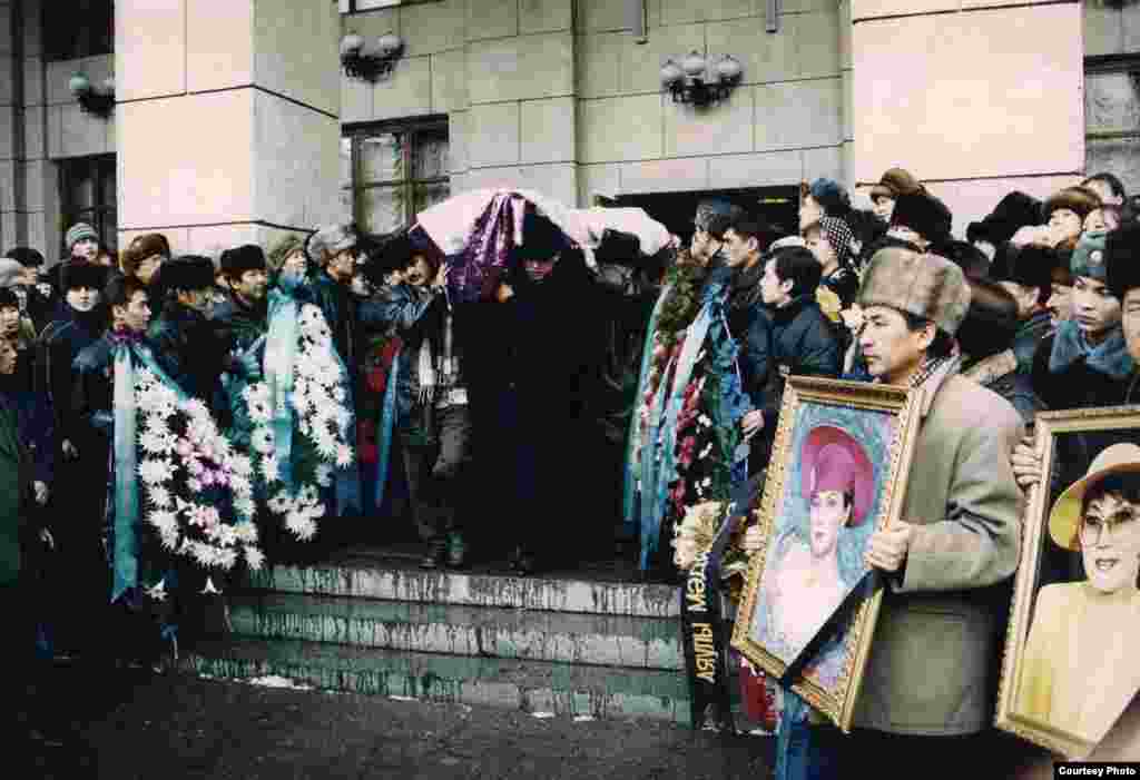 Мәдинаны ақтық сапарға шығарып салу. - Әншімен қоштасу өзі ұзақ жылдар қызмет еткен Жамбыл атындағы филармонияда болды. Қараша айы 2000 жыл.