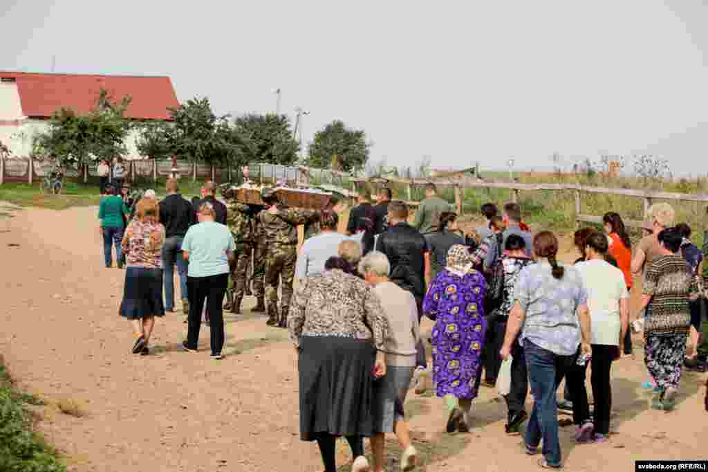 Труну пранесьлі праз усю вёску да могілак