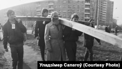 Дзяды, 29 кастрычніка 1989 году. Сярод тых, хто нясе Крыж Пакуты ў Курапаты – журналіст і грамадзкі дзеяч Валеры Шчукін, Андрэй Рамашэўскі, Канстанцін Балашоў, Юры Юхновіч. Крайні зьлева Анатоль Трыпуцін, побач яго родны брат – Георгі Трыпуцін
