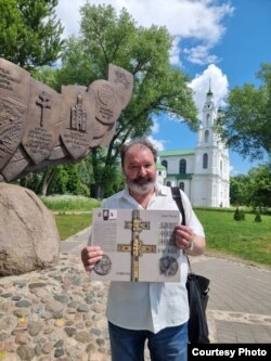 Сяргей Тарасаў са сваёй кнігай у Полацку